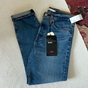 Levi’s wedgie size 27 never worn.